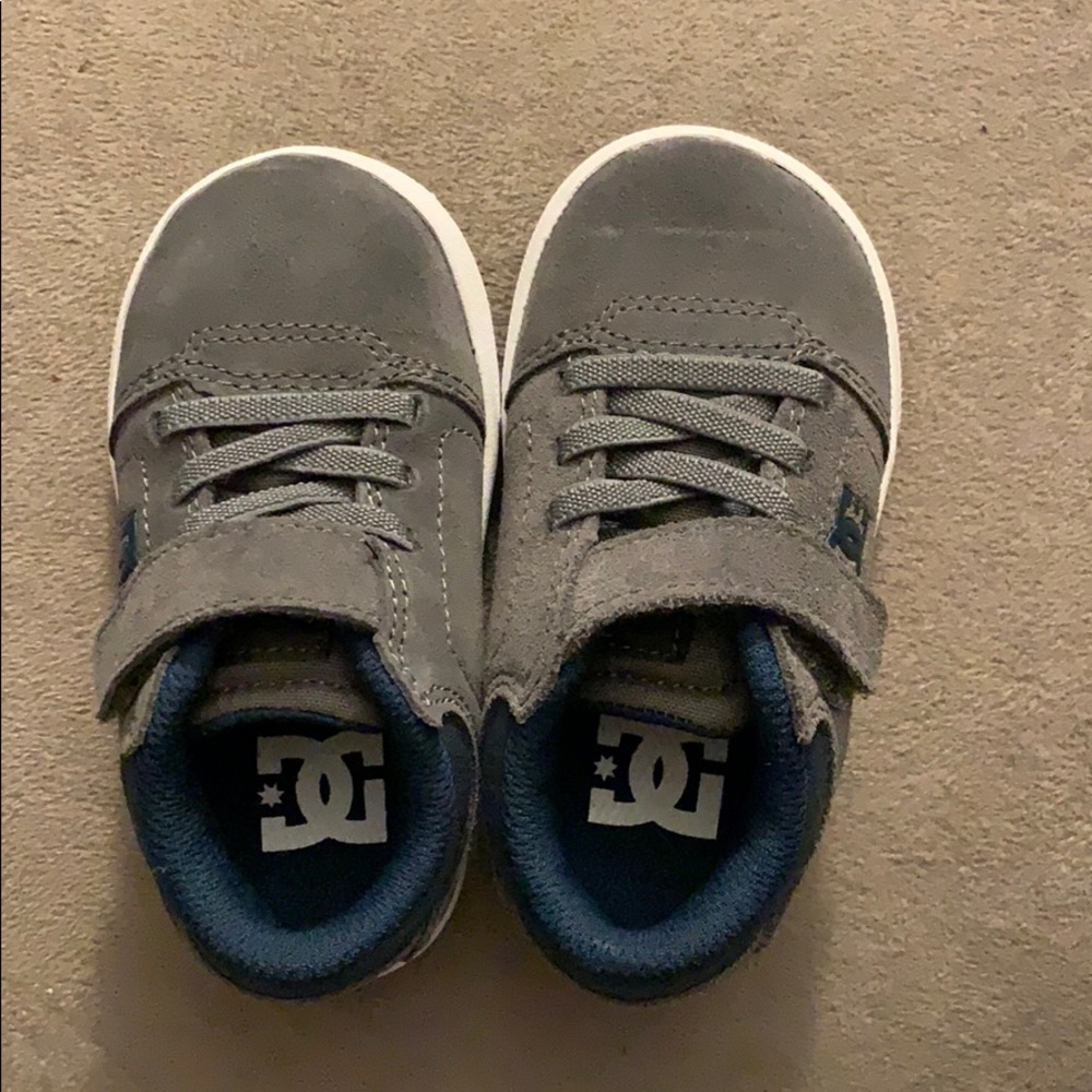 •BRAND NEW• DC shoes -size 6